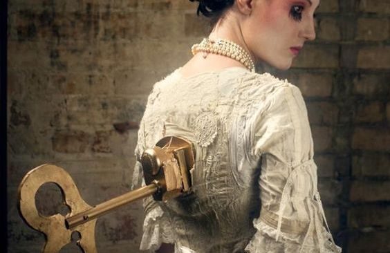 Kvinne med nøkkel i ryggen