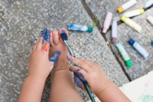 Barn gjør forbudte ting som å male på seg selv