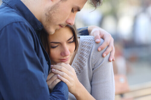 Komfortsonen i et forhold: Mann gir klem til trist kvinne