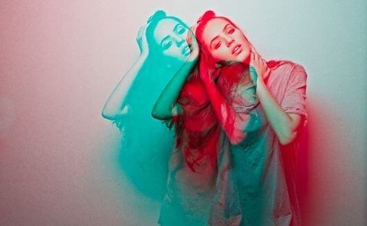 Kvinne i rødt og blått