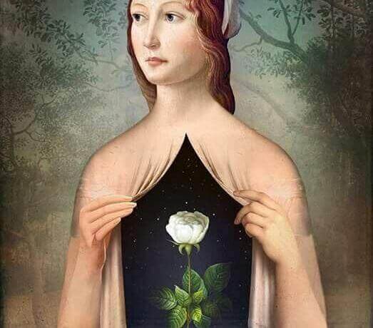 kvinne med rose i brystet