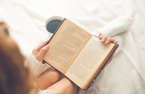 Les en bok for å starte dagen