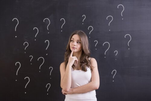 Kvinne prøver å finne inspirasjon