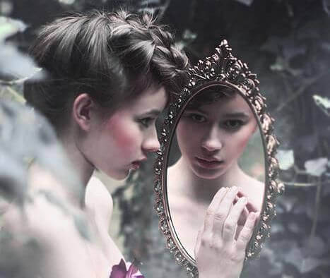 kvinne i speil