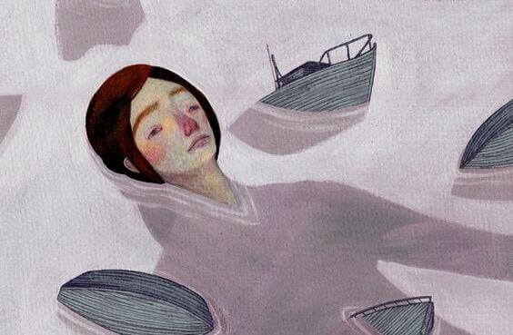 kvinne flyter i havet