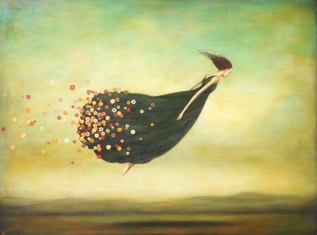 kvinne flyr med blomster