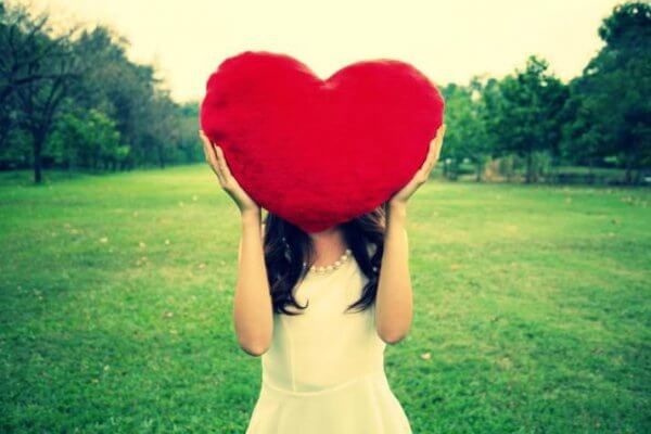 kvinne holder et hjerte