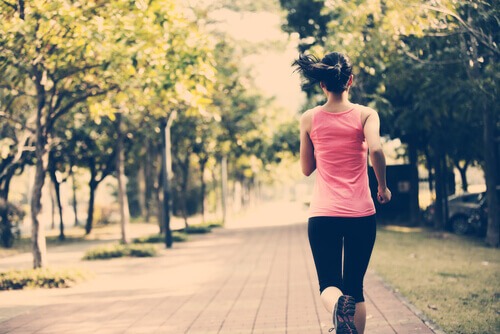Kvinne jogger utendørs