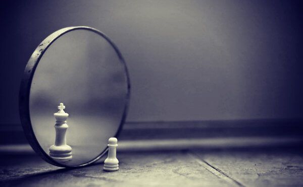 Sjakkbrikke ser i speilet