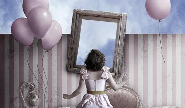 jente foran speil med ballonger