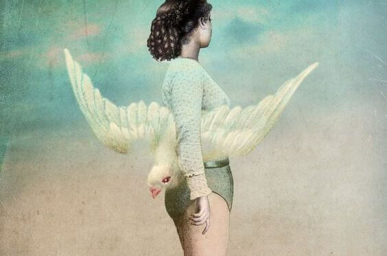 Kvinne med fugl under armen