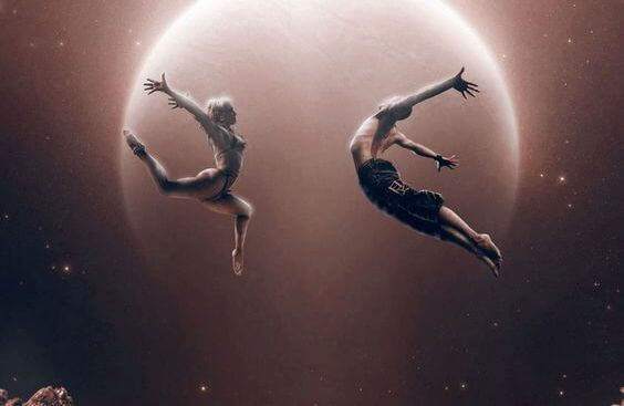 To personer danser i luften foran månen
