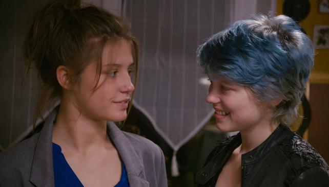 Adele og Emma ser på hverandre