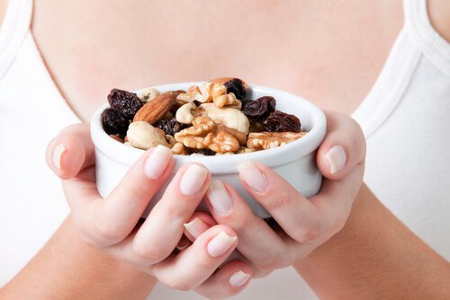 skal med torket frukt og notter
