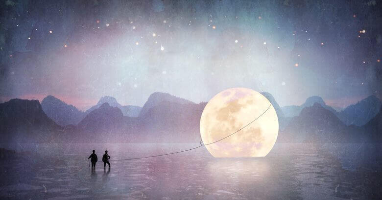 Personer har et tau rund månen i en innsjø