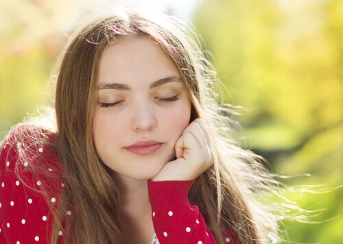Jente med lukkede øyne