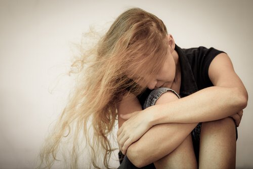 Kvinne som dekker ansiktet