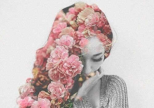 Kvinne med hår av blomster