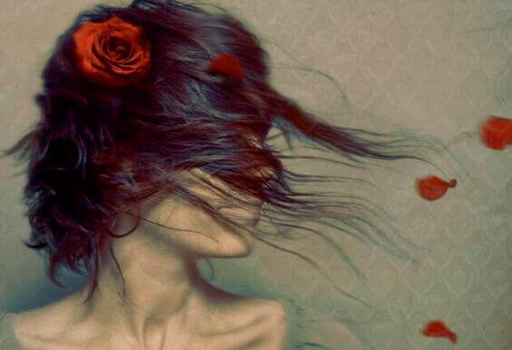 Kvinne med blomster i håret i vinden