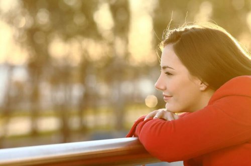 Snu negative tanker til positive - Glad kvinne i naturen