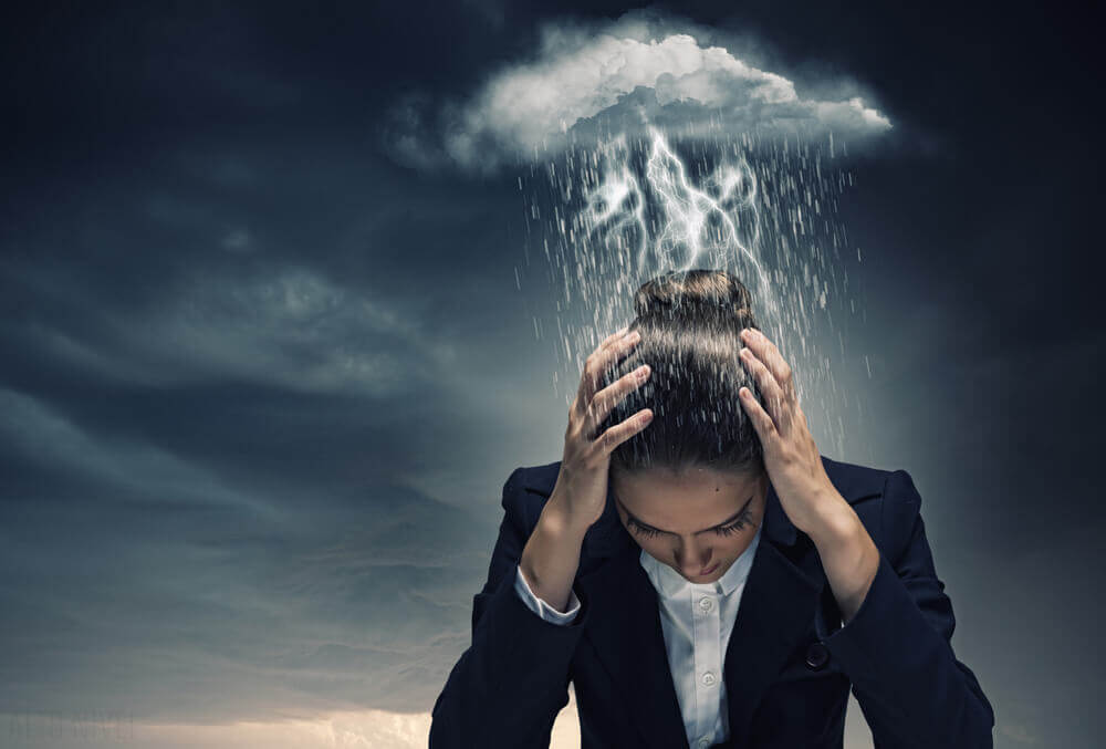 Kvinne med bipolar lidelse med regnsky over seg