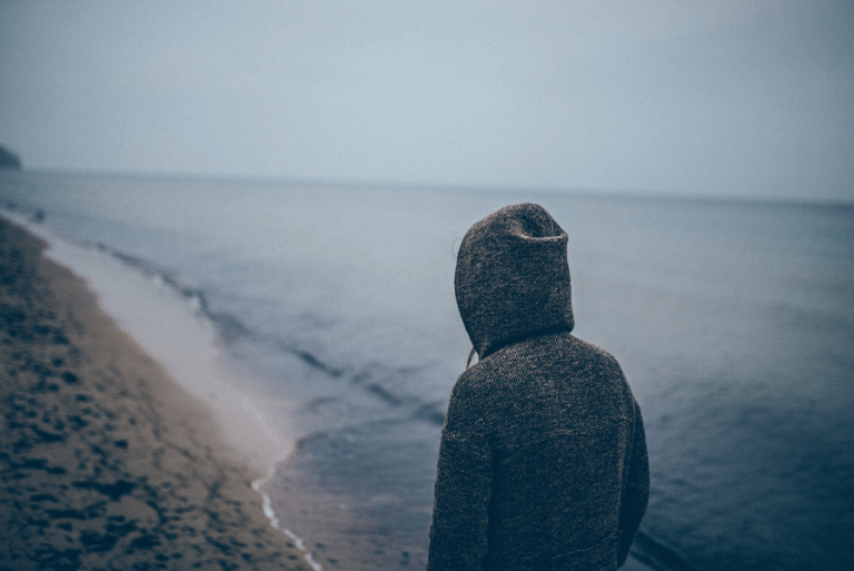Person med depresjon ved havet