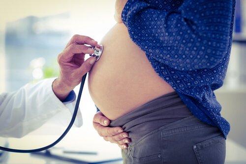 Gravid kvinne undersøkes
