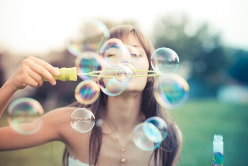 Lev for å være glad - Kvinne blåser bobler