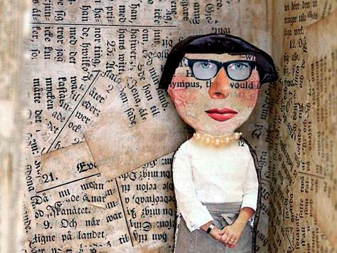 Kvinne med bakgrunn av aviser