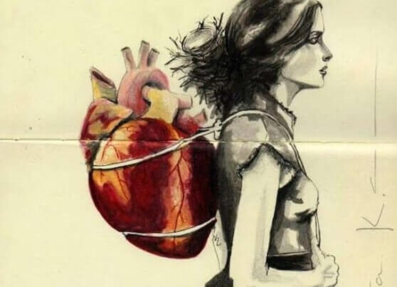 Kvinne med hjerte-ryggsekk