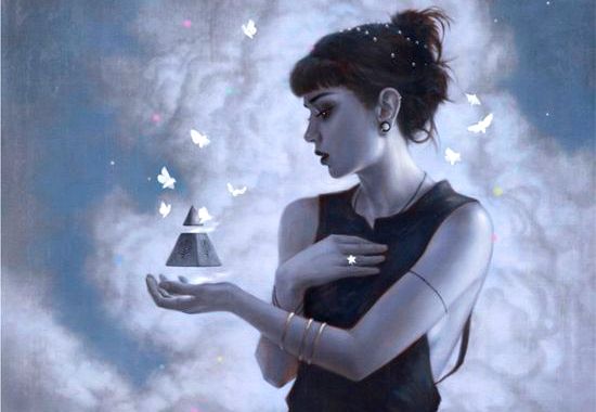 Kvinne med svevende pyramide