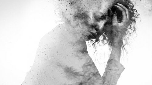 Deprimert kvinne i svart-hvitt