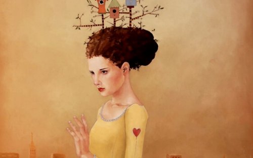 Jente med fuglehus på hodet