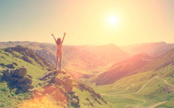 Dine omstendigheter kan være tøffe, men du kan være den lykkelige kvinnen på et fjell