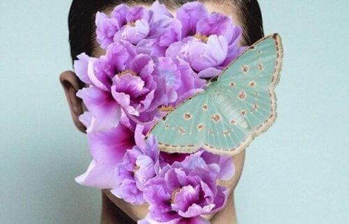 Kvinne med blomst og sommerfugl i ansiktet