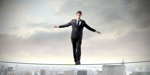 Mann på line over en by