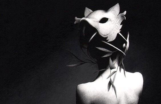 Kvinne med maske på bakhodet