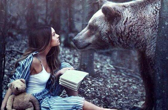Kvinne og bjørn i skogen