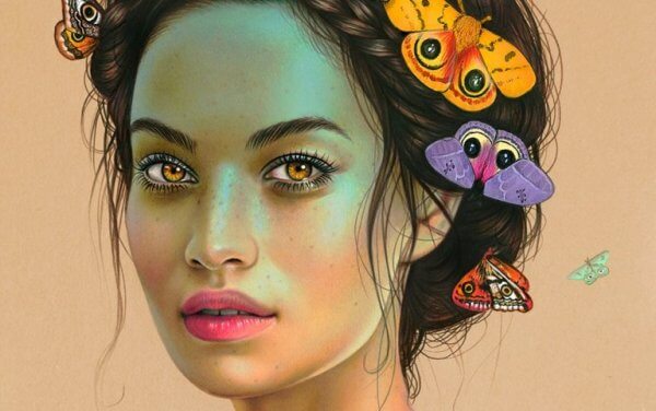 Kvinne med sommerfugler i håret