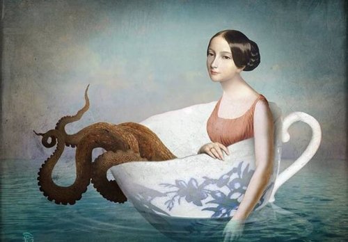 Kvinne med blekksprutben i en kopp på havet