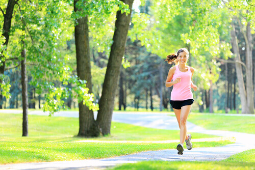 Kvinne løper for å gå ned i vekt