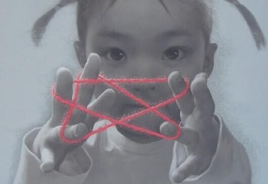 Barn leker med rød tråd