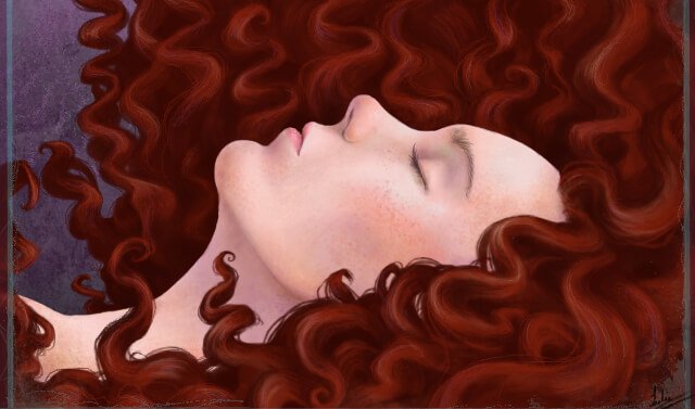 Sovende kvinne med langt, krøllete hår