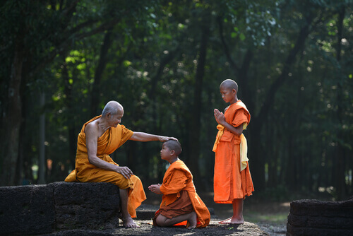 Unge gutter med sin Buddhistiske lærer