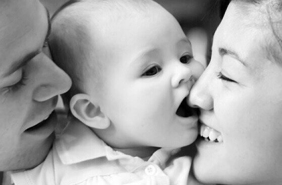 Baby og foreldre skaper emosjonelle koblinger