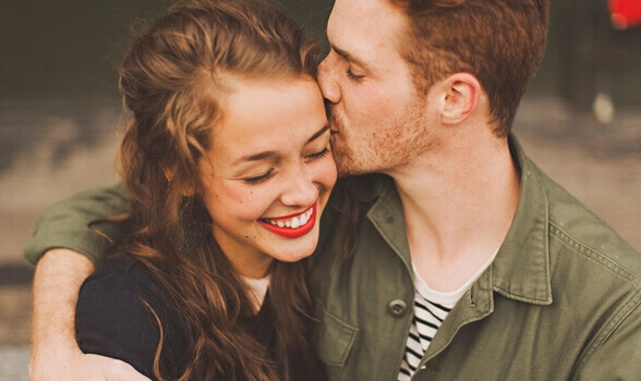 Lykkelig par, gutt kysser jente