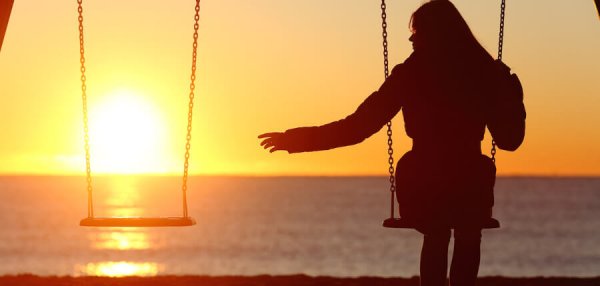 En kvinne på en huske mangler sin følgesvenn