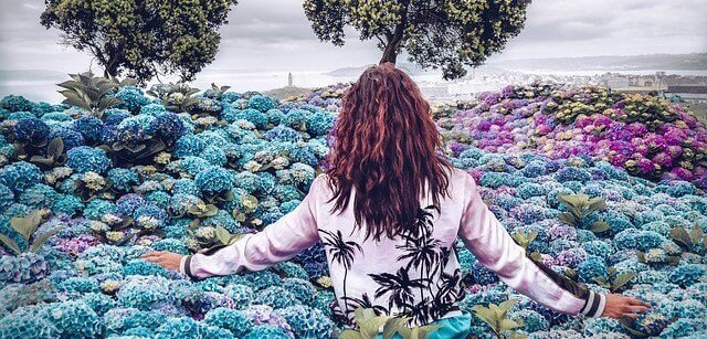 En kvinne i fargerike blomster