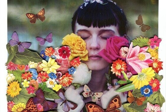 Kvinne med blomster og sommerfugler
