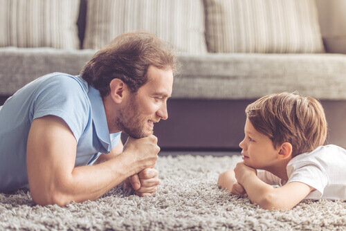 Far og sønn leker uten å rope og kjefte